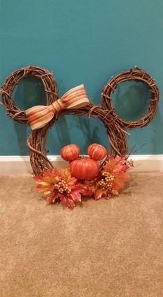 Mickey Grapevine Wreath, Grapevine Mickey Mouse Wreath, Mickey Fall Wreath, Mickey Mouse Pumpkin Craft, Mickey Pumpkin Wreath, Diy Disney Christmas Decorations, Disney Christmas Wreath, Minnie Pumpkin, Mickey Mouse Wreath