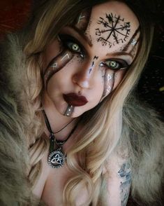 Lagertha Face Paint, Freya Makeup, Viking Make Up Woman, Modern Viking Fashion, Warrior Makeup, Viking Halloween Costume, Vikings Halloween, Maquillage Halloween Simple