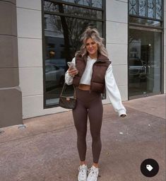 Sleeveless Puffer Jacket Outfit, Brown Leggings Outfit, Bun Outfit, How To Have Style, Chicago Outfit