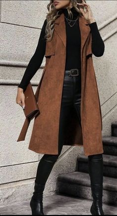 Sleeveless Coat Outfit, Long Vest Outfit, Formal Winter Outfits, Tan Outfit, Outfit Botas, Sleeveless Coat, Sleeveless Blazer, Stylish Fall Outfits