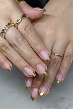 Almond Shape Gold French Tip, Pink Nail Gold Tip, Pink And Gold Tip Nails, Tan French Tip Nails Almond, Almond Nails Gold Tips, Golden Tips Nails, Almond French With Design, Almond Nails Gold French Tip, Gold Nail French Tip