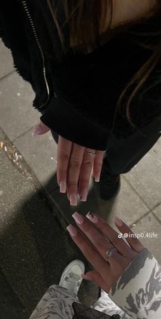 Short Nail With Initial, Initial Nails Almond, Nails With Initials Short, Best Friends Nails Bff, Nails For Besties, Almond Nails With Initial, Bestie Nails Ideas, Initial Nail Ideas, Nail Inspo With Initial