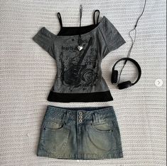 Grungy Clothes, Emo Grunge Outfits, Grungy Outfit, Grunge Outfits Winter, Girl Emo, Clothes Trendy, Gray Tank Top, Outfit Inspo Casual