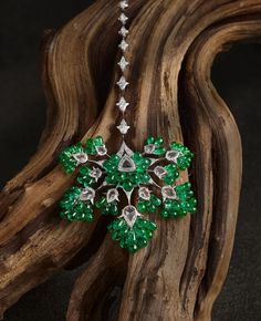 Victor Wallpaper, Mang Tika, Maang Tika, Kundan Jewellery Bridal, Sabyasachi Lehenga, Emerald Necklace Pendant, Diamond Hair, Antique Necklaces Design