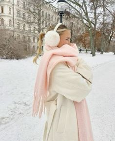 Chilly Fits, Winter Mode Outfits, Winter Princess, Aesthetic Feed, Chic Winter Outfits, Winter Outfit Ideas, Winter Photoshoot, Snow Outfit, Pink Scarf