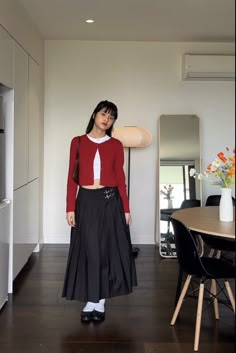 Modest Red Outfits, Long Skirt And Cardigan, How To Have Style, Rok Outfit, Japan Outfits, Black Skirt Outfits, Looks Pinterest, Japan Outfit, Long Skirt Outfits