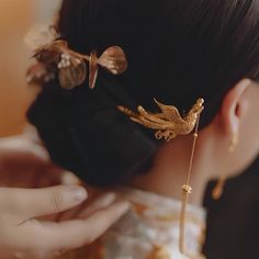 Elevate your Chinese traditional attire, whether it's a qun kwa or qipao/cheongsam, with these golden phoenix hair stick and flower piece. These hair accessories add an air of elegance and grace to your bridal up-do, making it the perfect finishing touch for your traditional Chinese wedding and tea ceremony. Tea Ceremony Hair, Asian Hair Ornaments, Veil Inspiration, Qun Kwa, Golden Phoenix, Hair Ornaments Wedding, Phoenix Hair, Traditional Chinese Wedding, Flower Pedals