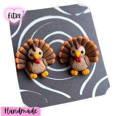 Title:  Vibrant Turkey Stud Earrings - Handcrafted Polymer Clay & Stainless Steel Posts Description: Gobble up the cuteness with these adorable turkey stud earrings! Handcrafted with love from vibrant polymer clay, these tiny turkeys are sure to bring a smile to your face. Secured with sturdy stainless steel posts, these earrings are perfect for everyday wear. Details: - Handcrafted polymer clay turkey designs - Stainless steel posts for sensitive ears - Small size: approximately 1 Inch - Vibran Polymer Clay Turkey, Turkey Clay Earrings, Polymer Clay Thanksgiving Earrings, Thanksgiving Clay Ideas, Thanksgiving Polymer Clay, Clay Turkey, Pony Bead Jewelry, Turkey Earrings, Thanksgiving Earrings