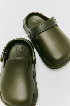 Rubber pool clogs. Back elastic strap for a better fit. Rubber soles. Waterproof Clogs For Summer Outdoor Activities, Green Waterproof Clogs For Outdoor Activities, Green Clogs For Summer Outdoor Activities, Green Summer Clogs For Outdoor Activities, Green Closed Toe Clogs For Outdoor Activities, Zara Casual Closed Toe Mules, Sporty Outdoor Summer Clogs, Sporty Summer Outdoor Clogs, Zara Adjustable Round Toe Sandals