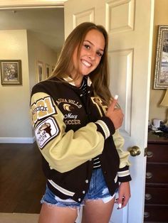 Varsity Jacket High School Ideas, Cute Letterman Jacket Outfits, Lettermen Jacket Ideas, Highschool Varsity Jacket, Letterman Jackets High School, College Button-up Varsity Jacket For Fall, Lettermen Jacket Outfit, Varsity Jacket High School, Letterman’s Jacket Ideas