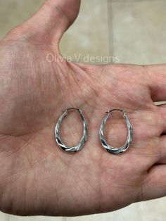 14K White Gold Oval Diamond Cut Hoop Size: 26mm x 20mm Metal: Solid 14K Gold  Estimated Weight: 0.90 Grams These Are Real 14K Gold, Not Filled, Not Plated -These hoop earrings are great for everyday wear.  -Very comfortable and they can be left in your piercings indefinitely! -Very high quality hoops made from pure 14K gold (NOT FILLED) -Sold In PAIRS Brand New, Never Used Arrives in a Velvet Gift Pouch and includes FREE SHIPPING to the USA Within 24 Hours To see more earrings and other handcraf Oval Cut Diamond, Gift Pouch, Everyday Earrings, Jewelry Earrings Hoops, Oval Diamond, Diamond Cut, Piercings, Diamond Cuts, Gift For Her