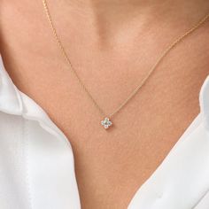 Minimalist Accessories Jewellery, Latest Necklace Design, Delicate Diamond Necklace, Diamond Necklace Simple, Pretty Jewelry Necklaces, Gold Chain Design, Moissanite Necklace, Clover Necklace, Pendent Necklace