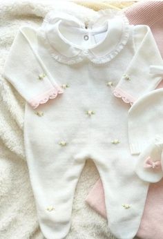 This White and Pink Handmade Flower Embroidery Footed Romper ONLY is crafted with delicate pink cuff detailing one a lace collar and  for a luxe style. This romper is a perfect blend of beauty and comfort. Sure an exquisite piece for your baby girl! Accessories are NOT included. This listing is just the romper, if you would like to buy the set with blanket Click here or message us: https://petitecobylily.etsy.com/listing/1571035126 Hermosa salida de hospital! Primera puesta primera ropita de bebé  - knitted Footed Romper only - Handmade - 100% Hypoallergenic - Blanked sold Separately (message for styles and colors) - Accessories sold separately  - Material Especially made for your baby's gentle skin Colors may and will vary from the picture.  Please Read Color Disclaimer for more info. Car Baby Girl First Outfit Hospital, Newborn Hospital Outfit, Baby Girl Outfits Newborn Winter Coming Home, Baby Girl Coming Home Outfit Summer, Newborn Baby Onesies, Embroidered Newborn Outfit, Baby Christening Outfit, Homecoming Outfit, Newborn Coming Home Outfit