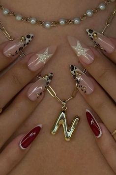 Nails On Chest Pose, Red Manicure Designs, Red Gold Nails Design, Vegas Nails, Nail Jewelry, Girls Nails, Nail Art Ideas