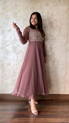 Elegant Anarkali, Anarkali Patterns, Simple Frock Design, Long Frock Designs, Chikankari Kurti, Gown Party Wear, Simple Frocks, Churidar Designs