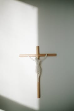 a crucifix in the corner of a room