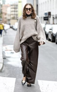 Leather Pants Street Style, Brown Trousers Outfit, Brown Leather Pants Outfit, Trousers Street Style, Girly Winter Outfits, Leather Trousers Outfit, New York Winter Outfit, Outfits New York, Brown Leather Pants