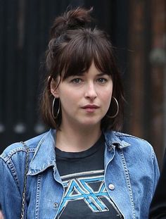 Dakota Johnson Bob, Simple Hairstyles For Short Hair, Long Bob With Fringe, Mum Hair, Cute Easy Hairstyles, Easy Hairstyles For Short Hair, Curly Pixie Hairstyles, Easy Updo Hairstyles, Cute Simple Hairstyles