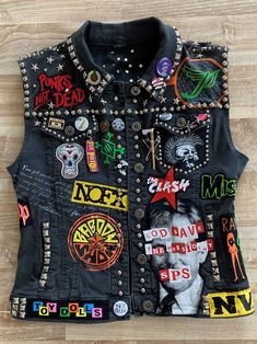 The vest is decorated with band patches, studs and rivets, my drawings, badges, etc. I spent about a week creating this vest. How do you like it? Punk Aesthetic Outfit, Punk Costume, Punk Jeans, Patch Pants, Punk Culture, Punk Patches