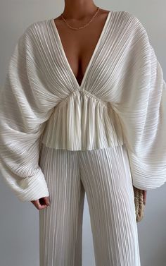 Wiluna Top - Balloon Sleeve Plisse Top in Cream | Showpo USA Plisse Top, Elegante Casual, Mode Inspo, Mode Inspiration, Looks Vintage, Retro Outfits, Balloon Sleeves, Plunging Neckline, Look Fashion