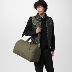 LOUIS VUITTON® - Keepall Bandoulière 50 - Khaki Louis Vuitton Sac, Cabin Bag, Leather Tag, Louis Vuitton Keepall, Louis Vuitton Official, Bag Luxury, Lv Bag, Khaki Green, Men's Collection