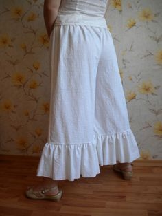 lagenlook ruffle pant bloomers wide leg loose fitting pant knickers white cotton pants made to oder Long Bloomers Pattern, Bloomers Women's, Long Bloomers, Shabby Chic Outfits, Bloomers Pants, Bloomer Pants, Ruffled Pants, Shabby Chic Clothes, Paper Dolls Clothing