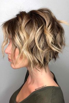 Razor Bob Haircut Choppy Layers, Short Hair 2023 Trends Women, Razored Bob Haircut Choppy Layers, Short Messy Bob Choppy Layers, Short Messy Haircuts, Razored Bob, Wavy Bob Long, Chunky Blonde Highlights, Faded Nails