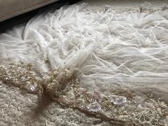 Luxury Embroidered Off White Saree, Luxury Embroidered Off-white Saree, Luxury White Pearl Embroidered Saree, Luxury White Pre-draped Saree With Pearl Embroidery, Festive White Embellished Saree, White Sarees, Off White Saree, Sequins Saree, Mehendi Decor Ideas