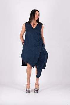 Dress with v neck, sleeveless dress with 2 sides pockets. Available Size: XS, S, M, L, XL, 2XL,3XL. Made of : 100% Linen fabric  The model wears size M - 5,6' / 170 cm CARE Dry Cleaning  Machine Wash 30oC Hand Wash with warm water Medium hot iron Marine Dress, Summer Dress Boho, Boho Summer Dress, Winter Coat Dress, Sleeveless Linen Dress, Casual Basics, Boho Chic Dress, Summer Linen Dresses, Dress Linen