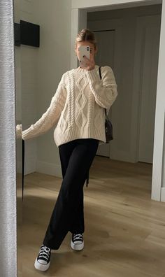 Winter Sweaters Outfits, Winter Sweaters Women, Poses In Winter Outfit, Winter Outfits For Blondes, Winter Outfit Poses, Winter Outfits Blonde Hair, Girly Style Outfits Casual, Pattern Sweater Outfits, Trendy Business Casual Outfits For Women Winter