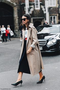 London Fashion Week Street Style #3 Natasha Goldenberg Style, Cozy Rainy Day Outfit, Natasha Goldenberg, London Fashion Week Street Style, London Fashion Weeks, Walking Down The Street, Street Style Fall Outfits, Outfit Jeans, Looks Street Style