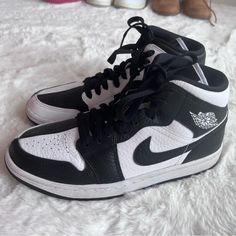 Good Condition Smoke Free Home Nike Shoes Air, Shoes Air, Nike Black, Black Nikes, Air Jordan, Nike Shoes, Nike Women, Air Jordans, Athletic Shoes