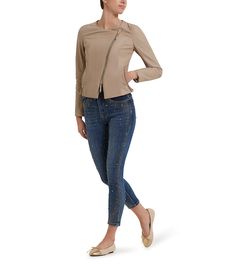 La nostra giacca crop in morbida pelle beige è perfetta da abbinare ai tuoi outfits casual-chic della mezza stagione. Realizzata in Italia, presenta uno scollo tondo, chiusura frontale asimmetrica e taschini con zip dorate, pinces posteriori al punto vita per un tocco ultra femmnile. Indossala sopra un paio di jeans a vita alta o una gonna plissettata. Beige Fitted Single-breasted Outerwear, Beige Double-breasted Blazer With Concealed Placket, Beige Double-breasted Outerwear With Welt Pockets, Luxury Beige Single-breasted Cropped Jacket, Casual Chic