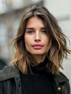 Medium Hair 2024 Trends Women, Medium Hair Layered Haircut, Parisian Haircut, Hair 2024 Trends Women, Bobs With Curtain Bangs, Haircuts Layers, Modern Haircuts For Women, Layers Bangs, Short Hair Updo Tutorial