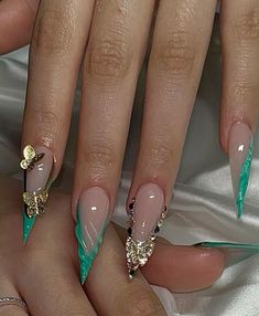 Sliver Nails Black Women, Green Stiletto Nails Designs, Emerald Green Nails Acrylic, Gala Nails, Best Nails, Wow Nails, Diy Acrylic Nails, Drip Nails, Glow Nails