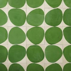 green circles are arranged on a white tile