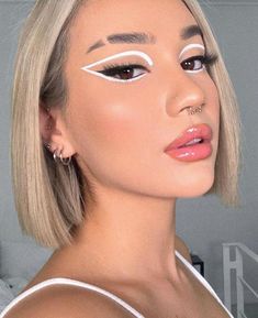 White Eyeliner Makeup, White Makeup, White Eyeliner, Hot Makeup, Winter Makeup