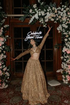 Brown Gold Lehenga, Engagement Bridal Outfit, Indian Trousseau Outfits, Golden Lehenga Jewellery Ideas, Golden Outfit Indian, Deepika Padukone Wedding Lehenga, Bridal Sangeet Lehenga, Indian Wedding Outfits For Bridesmaid