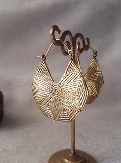 Tribal geometric gipsy gold earrings dainty made of brass. SIZE: 45 mm x 40 mm. YOU CAN FIND SOME SIMILAR MODELS IN: https://www.etsy.com/es/listing/483419991/pendientes-tribal-espiral-brass-earrings?ref=shop_home_active_1&frs=1 https://www.etsy.com/es/listing/702446473/pendientes-bohemios-ethnic-earrings-gold?ref=shop_home_active_6&frs=1 https://www.etsy.com/es/listing/701692855/pendientes-tribales-gold-earrings-ethnic?ref=shop_home_active_7&frs=1 SHIPPING: I use certified mail for Brushed Gold Jewelry, Gold Bohemian Earrings, Unique Gold Earrings, Aztec Jewelry, Large Gold Earrings, Gold Hoops Earrings, Aztec Earrings, Mandala Earrings, Boho Earring