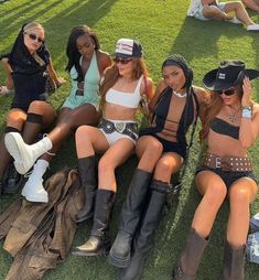 Coachella wknd!🎡✨️🪩 follow @fntsyangels for more :*.｡୨♡୧｡.*: Coachella Photo Ideas, Coachella Fashion Bohemian, Cute Festival Outfits, Coachella Aesthetic, Frat Party Outfit, Music Festival Party, Future Festival, Rave Fit, Techno Outfit