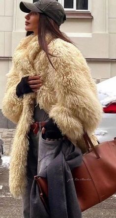 Faux Fur Coats Outfit, Mantel Outfit, Fur Coat Outfit, Winter Outfits Aesthetic, Street Style Winter, Winter Trends, Fur Fashion