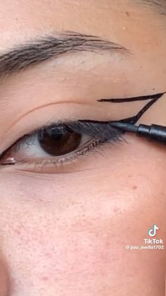 Wavy Eyeliner, Black Eyeliner Ideas, Face Makeup Tutorial Video, Goth Makeup Tutorial, Anime Eye Makeup, Eyebrow Makeup Tutorial, Makeup Humor, Eye Makeup Techniques, Makeup Tutorial Eyeliner