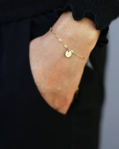 Pretty Everyday bracelet Perfect for Stacking & Layering or even alone. Gold filled or Sterling Silver Disc measures 7mm Leave your initial while check in the notes Initial M Bracelet, Gold Initial Bracelet, Permanent Bracelet Ideas, Minimal Rings Minimalist Jewelry, Bracelet Ideas Gold, Bracelet With Initials, Silver Initial Bracelet, Everyday Bracelets, Initials Bracelet