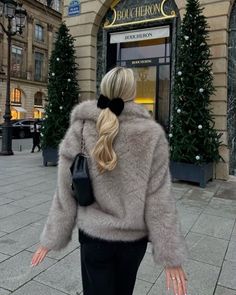 Christmas Minimal Aesthetic, Faux Fur Jacket Outfit, Old Money Hairstyles, Faux Fur Coats Outfit, Fur Jacket Outfit, Bow Outfit, Fall Maternity Outfits, Bow Aesthetic, Fashion French