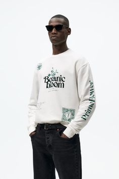 SUDADERA ESTAMPADO FLORES - Blanco roto | ZARA España Apparel Design Inspiration, Zara Australia, Graphic Print Sweatshirt, Textured Jacket, Printed Polo Shirts, Collared Sweatshirt, Steve Mcqueen, Round Neck Sweatshirts