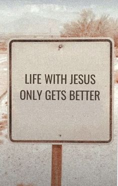 a sign that says life with jesus only gets better