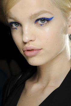 ♡ the pop of color w/the bare lip. Eyeliner Verde, Anna Sui Makeup, Makeup Runway, Eyeliner Flick, Eyeliner Glitter, Celebrity Beauty Secrets, Blue Eyeliner, Best Eyeshadow