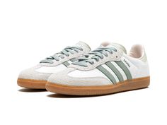 Adidas Samba OG "Silver Green Putty Mauve" er en unik og stilfuld sneaker, der kombinerer moderne design med et strejf af retro-charme. Sneakeren har en fortryllende sammensætning af sølv, grøn og putty mauve farver, der giver den et iøjnefaldende udseende. Med sit ikoniske adidas-logo på siden og den velkendte Samba-silhuet udstråler denne sko en subtil elegance. Den er designet til at tilbyde komfort og støtte hele dagen og er ideel til både sport og hverdagsbrug. Adidas Samba OG "Silver Green Sage Green Samba, Green Suede Adidas Sneakers, Retro Green Adidas Sneakers, Samba Green Stripes, Classic Green Adidas Sneakers, Adidas Samba White, Adidas Samba Og, Cloud White, Jordan 11