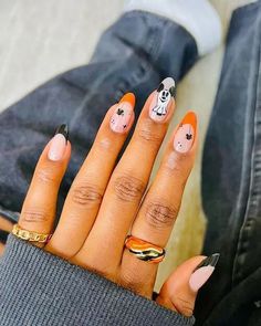 Disney Halloween Nails, Halloween Nail Colors, Halloween Nail Ideas, Disney Acrylic Nails, Black Halloween Nails, Mickey Nails, Holloween Nails, Chic Manicure, Halloween Manicure