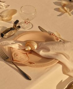 Beach Dinner Decor, Beach Dinner Ideas Decor, Seashell Dinner Party, Ocean Dinner Party, Seashell Tablescape, Beach Set Up Ideas, Gohar World, Beach Ceremony Decor, Coastal Dinner Party